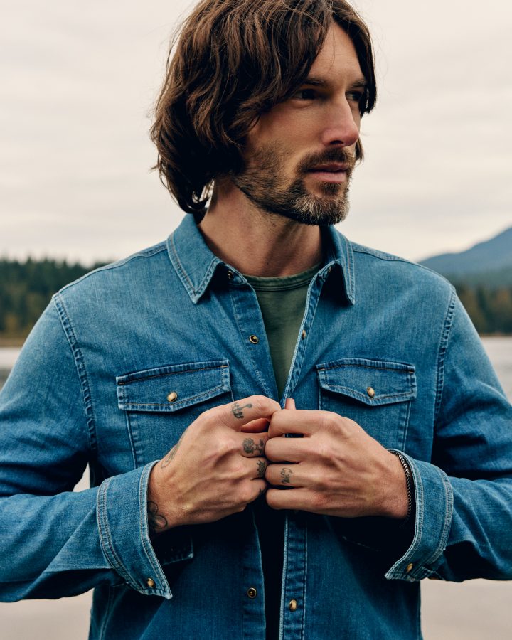 DUER_FW26_Mens_PurePima_Vintage_Tee_Performance_Denim_Light_2_Pocket_Shirt_Performance_Tapr_Loose_Denim_Shot#9_4769_sml